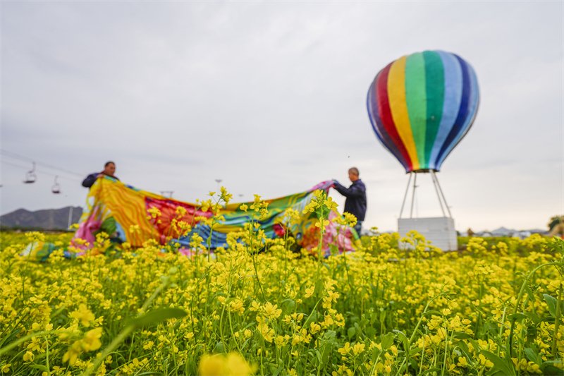 4月28日，工人在遵化市一花海景区布置景观气球。新华社发（刘满仓摄）