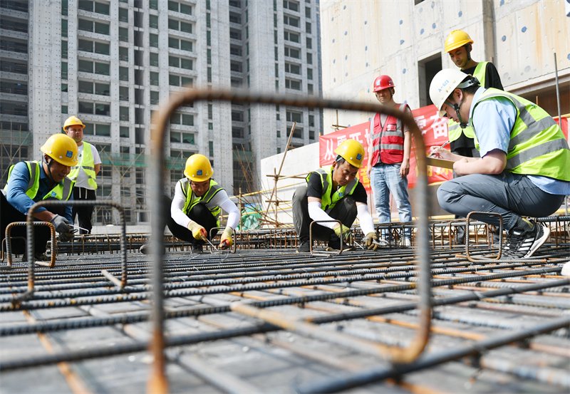 4月27日，在中建二局北方公司河北邯郸汉光悦府项目建设现场，建筑工人参加钢筋绑扎比赛。