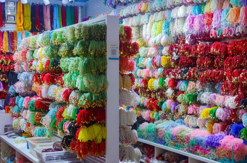 国际商贸城店铺里，可以见到各式网红手串；摄影/毛诺静