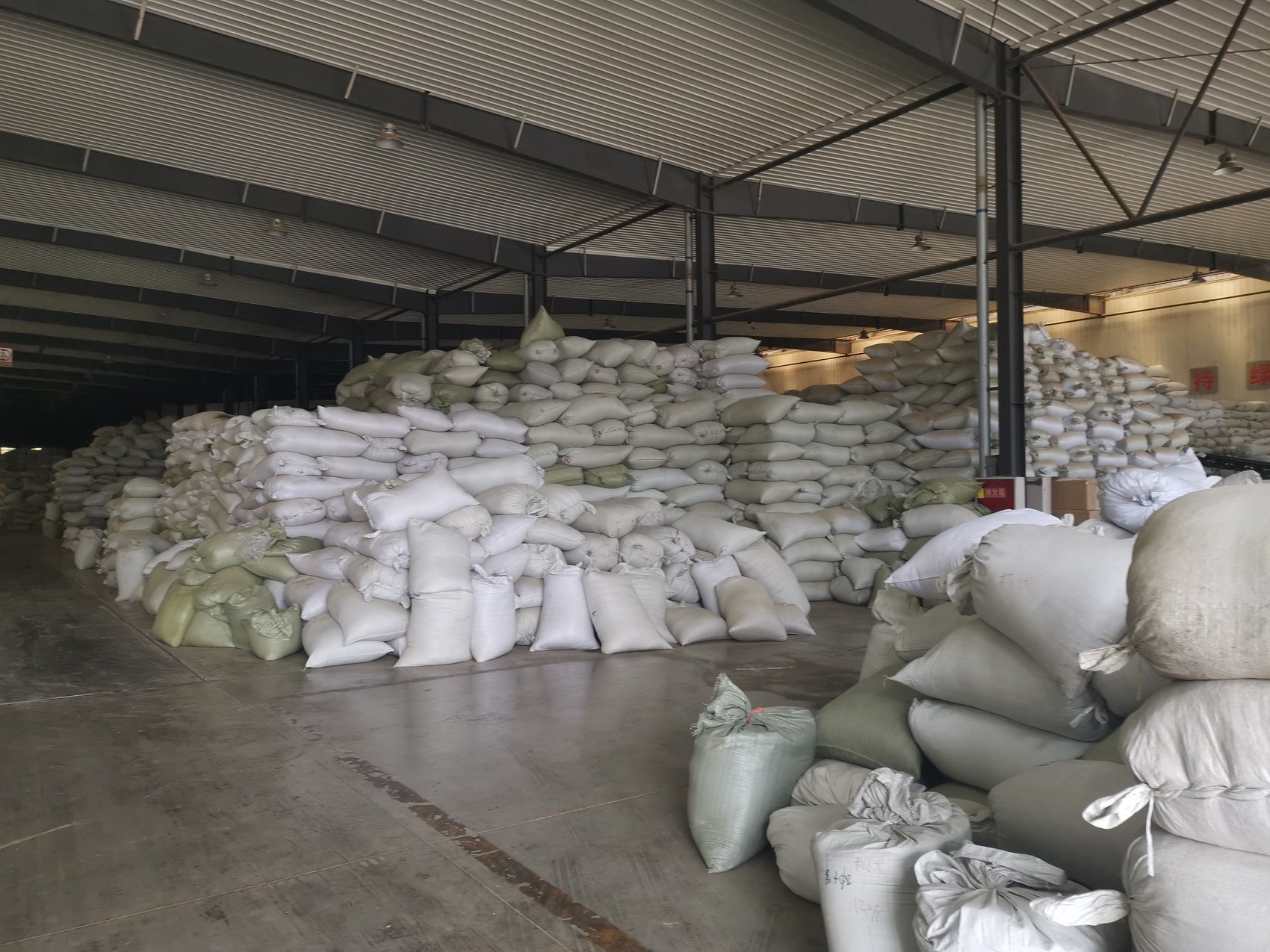 洪椿茶业仓库内堆积如山的加工原料。