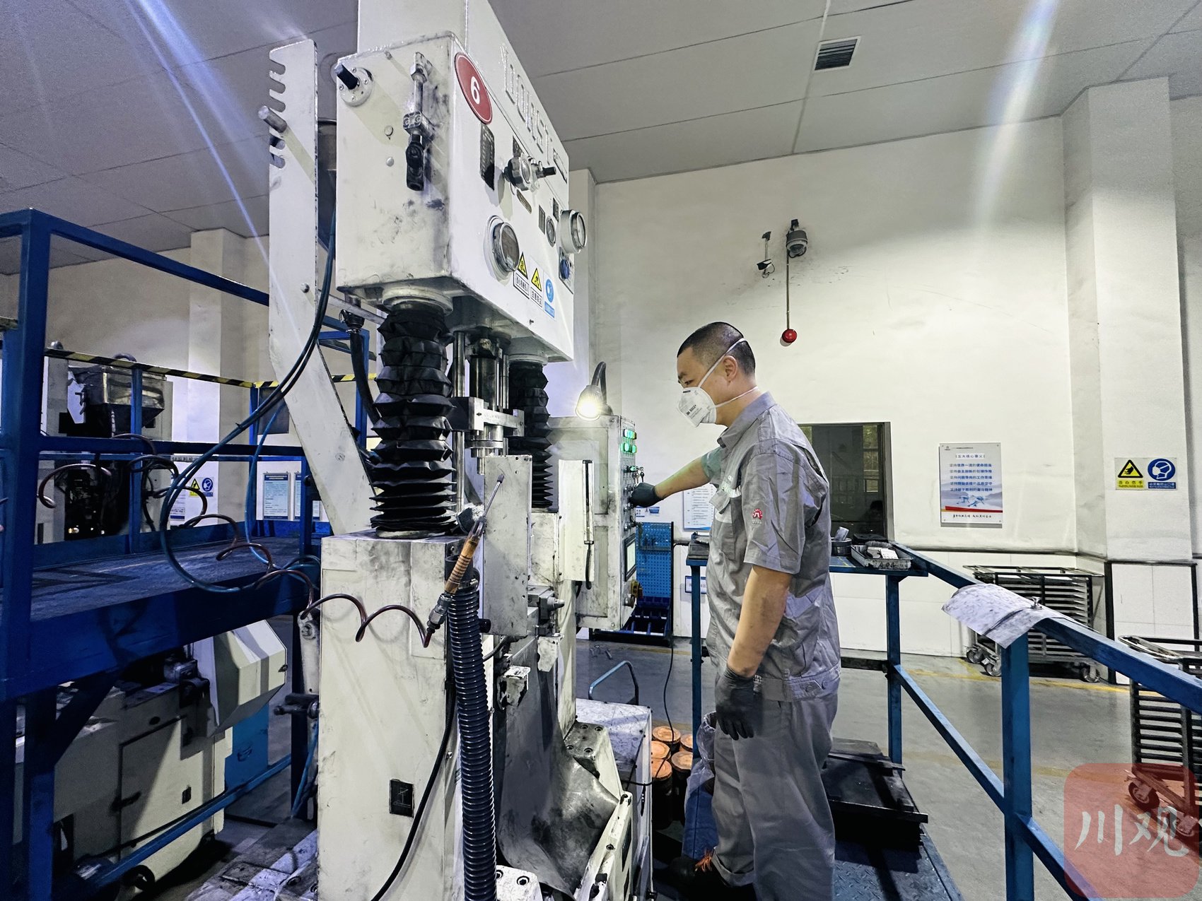 班组成员正在操作自动压机.行晓艺 摄