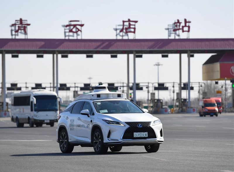 一辆自动驾驶车行驶在北京大兴国际机场到亦庄的自动驾驶线路上（2024年3月1日摄）。新华社记者 鞠焕宗摄