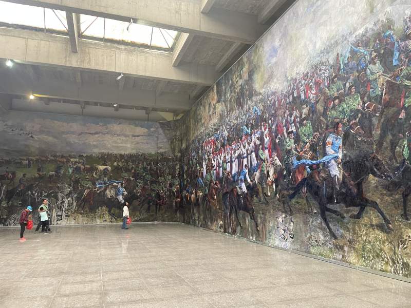 万纪元工作室内，60米长，8米高的巨幅画作。新京报记者 田杰雄 摄