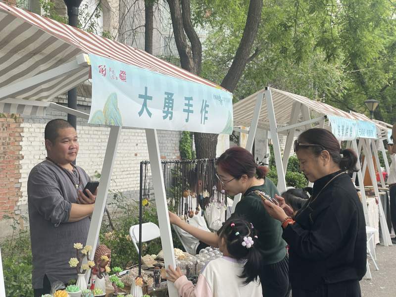 游客在文创手作摊位前驻足。新京报记者 田杰雄 摄