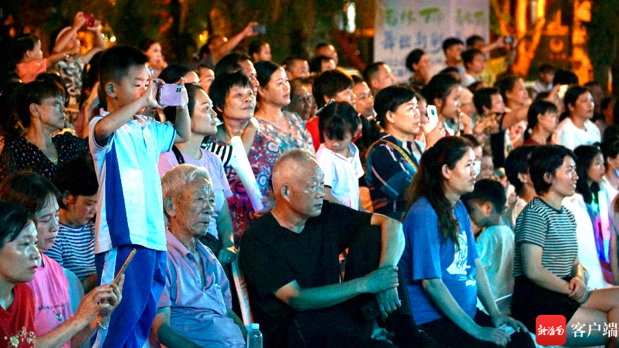 现场观众沉浸在歌声和舞蹈的表演中.记者 余育桑 摄