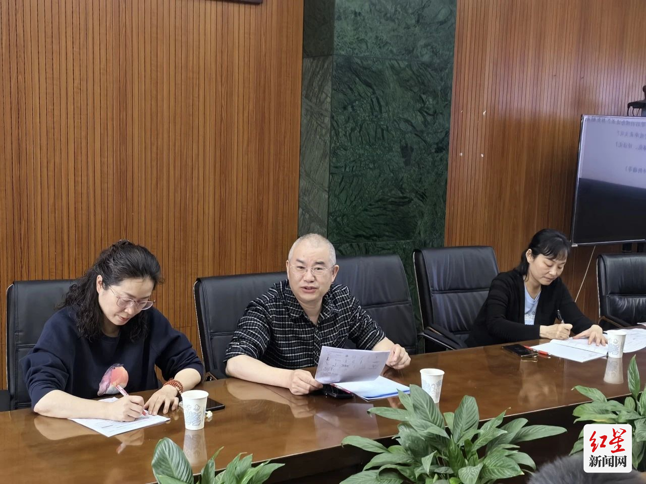 活动最后,严海林老师简明扼要地进行课例点评和活动总结,重点表扬了