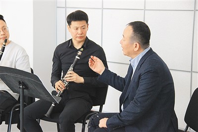 中国交响乐团副团长、单簧管首席尹波（右一）指导新疆艺术学院学生。