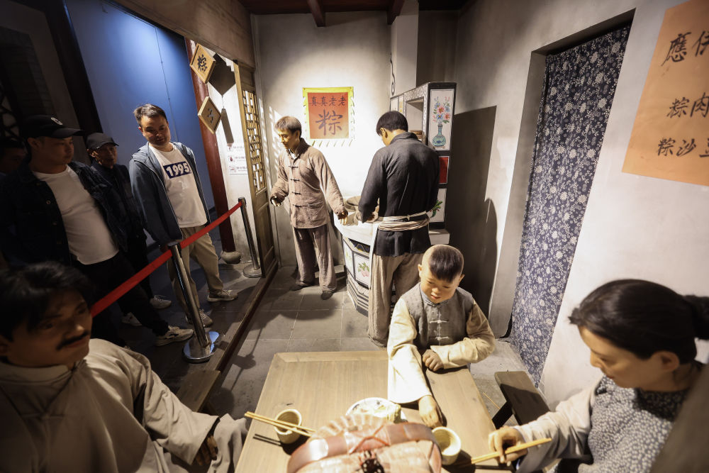 4月25日，游客在月河历史街区的粽子文化博物馆参观。新华社记者 徐昱 摄