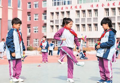 河北省邢台市广宗县第四小学学生在课间踢毽子。王 垒摄（人民视觉）