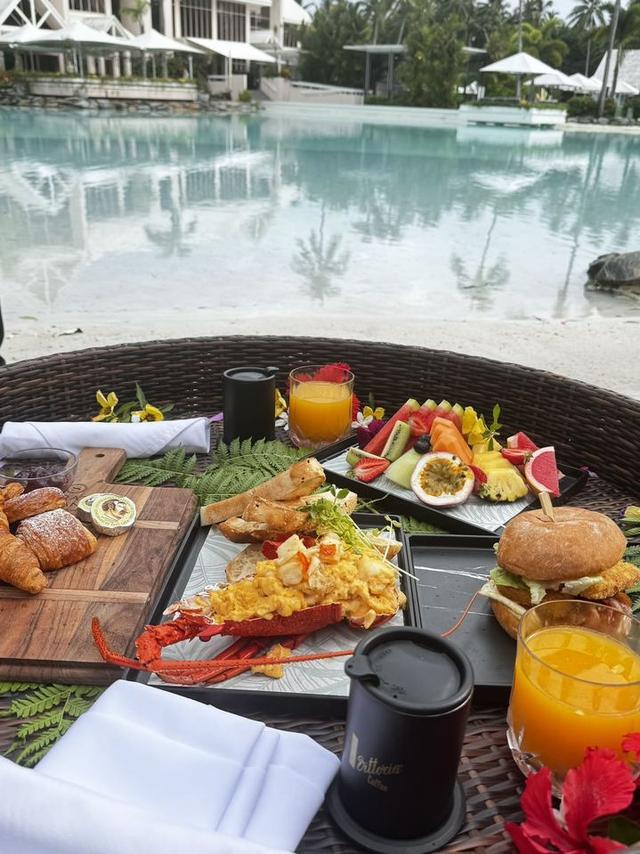 或坐在一望无际的沙滩上,或漫步于温暖水域,感受海水轻抚脚踝,棕榈树