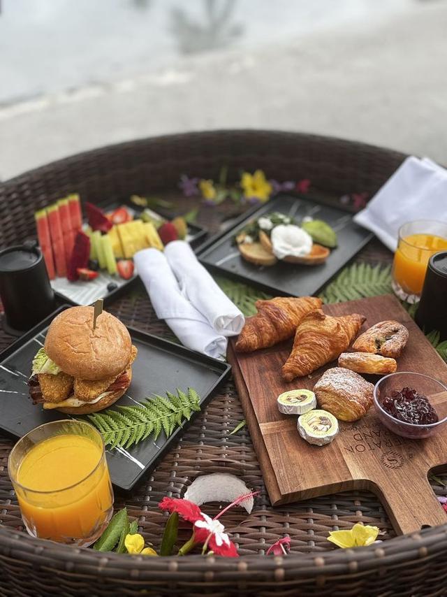 或坐在一望无际的沙滩上,或漫步于温暖水域,感受海水轻抚脚踝,棕榈树