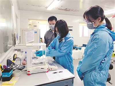 　　镇海中学学生在中国科学院宁波材料所参与项目实验。曾昊溟摄