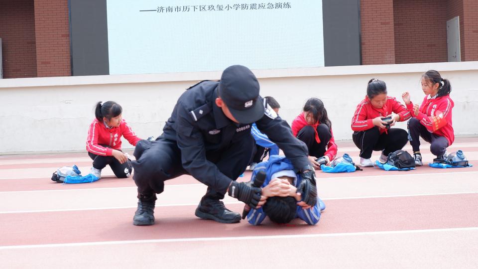 同学们学习防护姿势