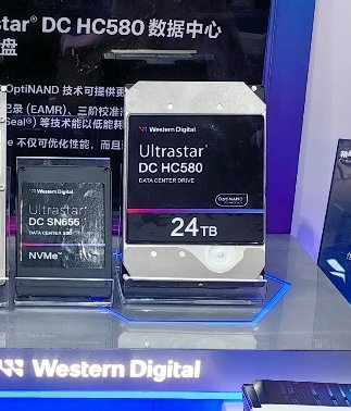 （上图从左至右依次为：Ultrastar DC SN655 NVMe SSD、Ultrastar DC HC580 CMR HDD）