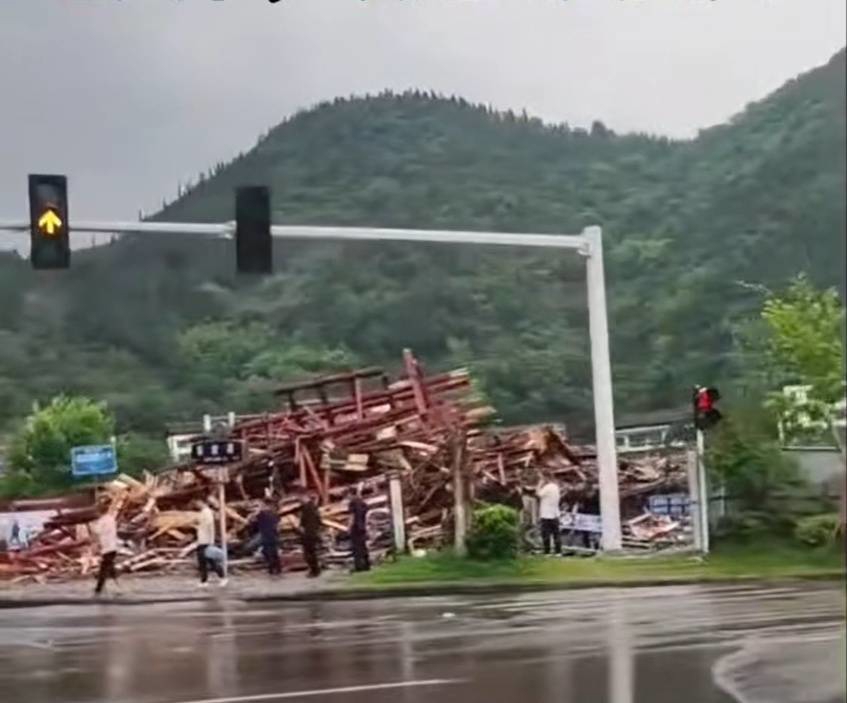 贵州凯里一鼓楼倒塌 图据视频截图