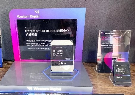 （上图从左至右依次为：Ultrastar DC HC580 CMR HDD、Ultrastar DC SN655 NVMe SSD）