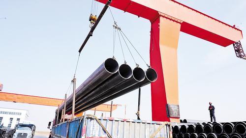 4月21日，在河北华洋钢管有限公司成品区，工人操作设备对钢管进行装车。 河北日报记者王雅楠摄