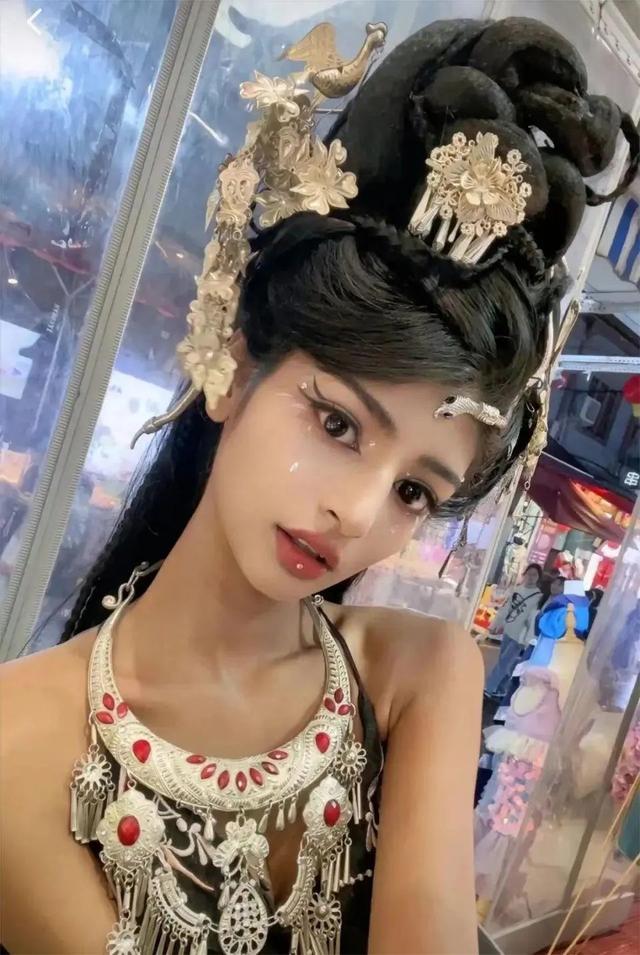 经济新闻滚动>正文> 但更多的是展示农村生活她陆续发布了薅花生,吃