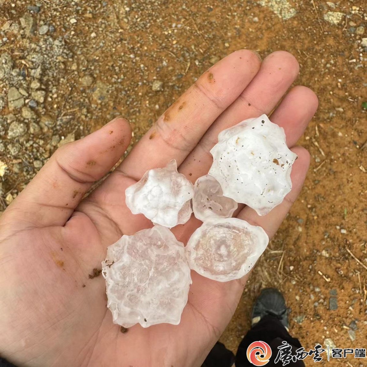 南宁多地再现冰雹天气 "五一"假期注意防范