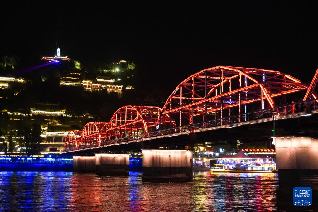 这是4月26日在兰州市城关区拍摄的兰州黄河铁桥中山桥夜景。新华社记者 马希平 摄