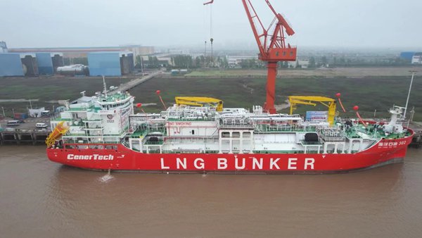 图为12000立方米液化天然气（LNG）运输加注船“海洋石油302”/采访对象提供