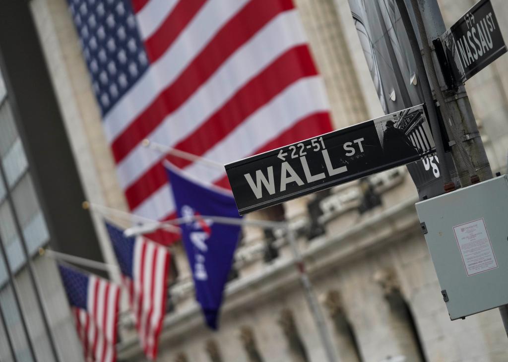 　　这是2020年10月30日拍摄的美国纽约证券交易所旁的华尔街路牌。新华社记者王迎摄