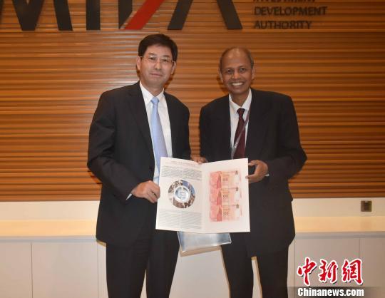 资料图：马来西亚前驻华大使马吉德（右）在中马投资交流活动上。