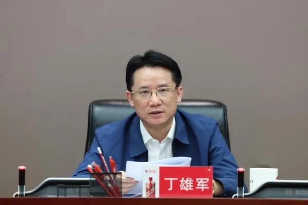 博士毕业后,丁雄军到贵阳市工作,曾任白云区委书记.