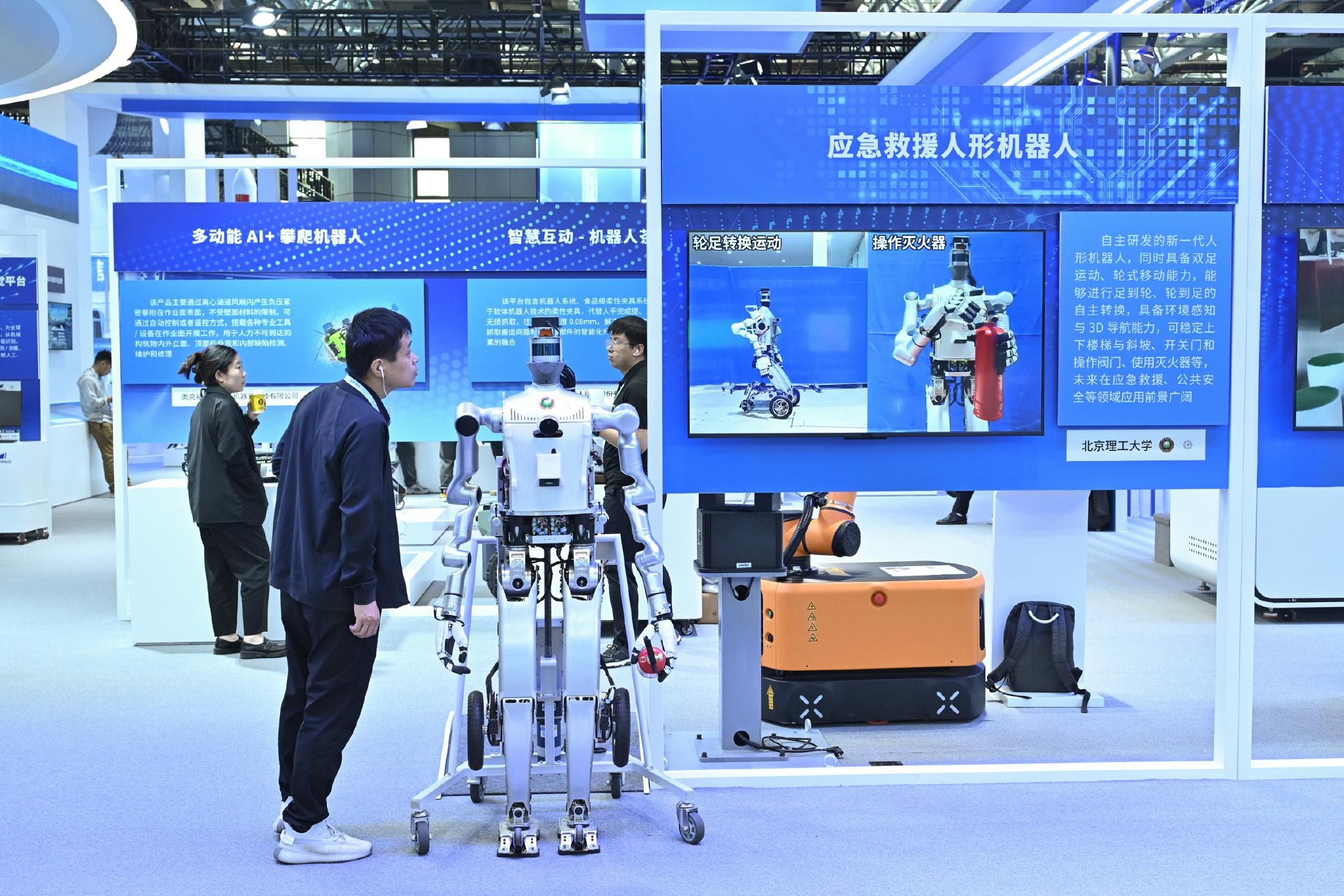 这是中关村展示中心常设展上展示的一款应急救援人形机器人。  新华社记者 李鑫 摄