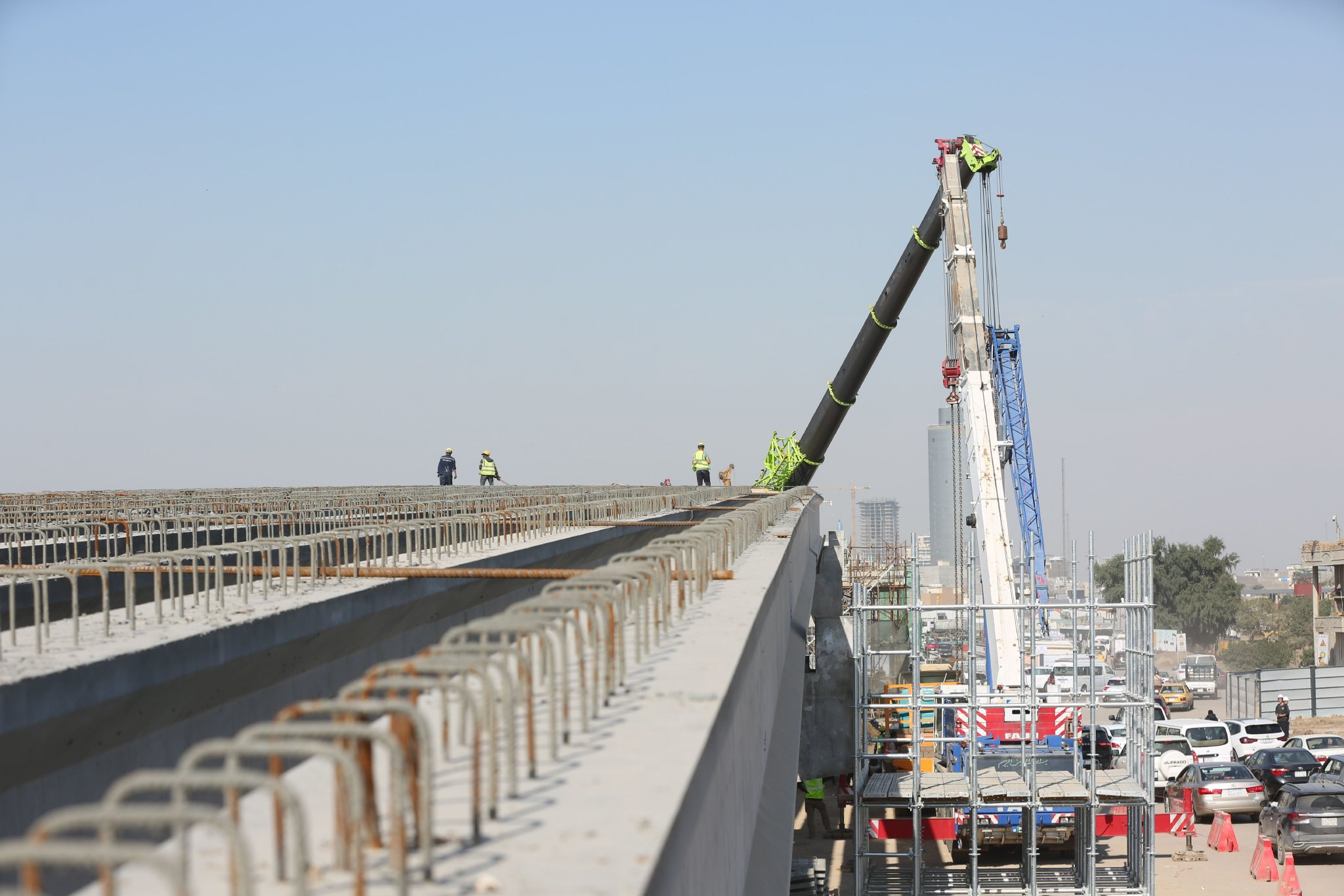 这是3月2日拍摄的伊拉克巴格达尼苏尔立体交通枢纽项目施工现场。新华社发（哈利勒·达伍德摄）