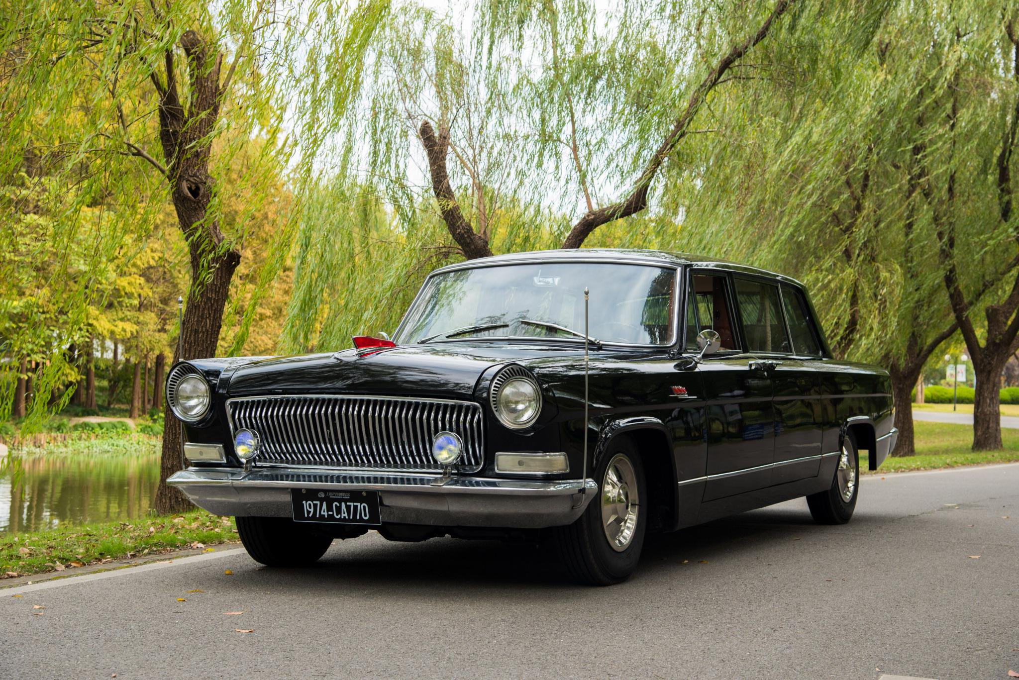 图为参与巡游的1974中国红旗ca770