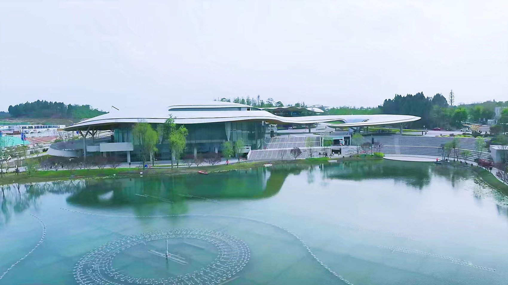 紧紧依偎着绛霞湖的主展馆，湖光山色风景如画。