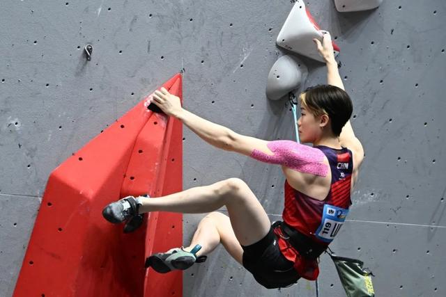 中国选手骆知鹭获得2024年国际攀联攀岩世界杯（吴江站）女子难度赛亚军