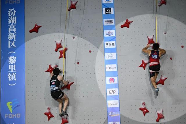 2024年国际攀联攀岩世界杯（吴江站）男子速度决赛中，中国选手伍鹏（右）获得冠军