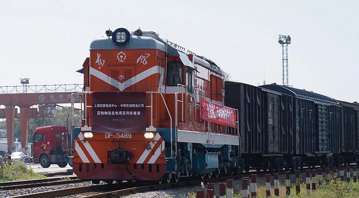 3月29日，东海粮油首批60吨豆粕在铁路无锡南站货场装车完毕，计划运往新疆阿克苏。铁路上海局供图