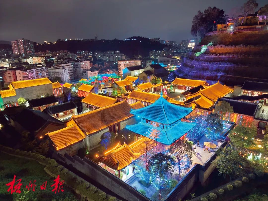 梧州明朝两广总督府夜灯璀璨，市民游客在景区内游玩观赏。（资料图）李鸿荣 摄