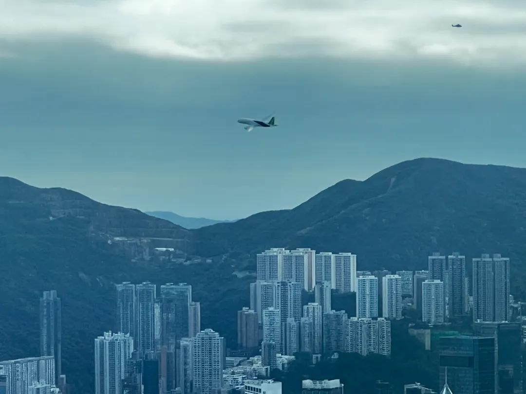 2023年12月16日早上，C919大型客机飞越香港维多利亚港上空进行飞行演示，吸引大批市民前来维港两岸观赏。