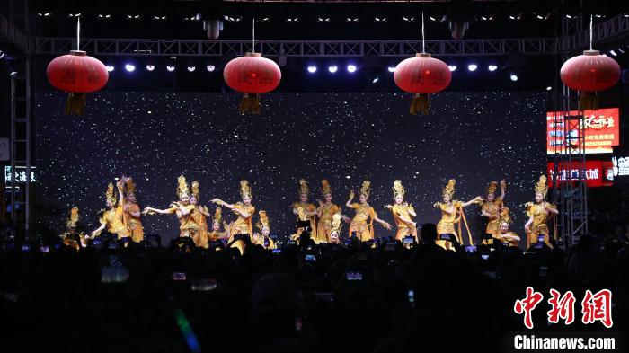 4月8日，经典舞剧《丝路花雨》在甘肃天水市上演。(资料图)甘肃省文化和旅游厅供图