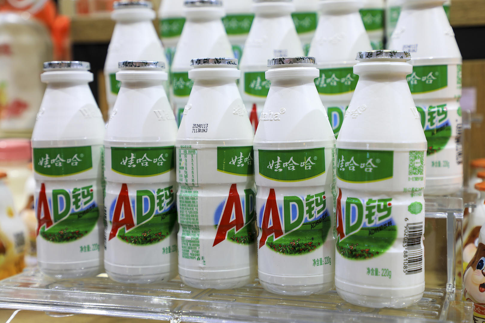 ▲2024年3月13日，第二十四届中国零售业博览会上展示的娃哈哈AD钙奶。图据视觉中国