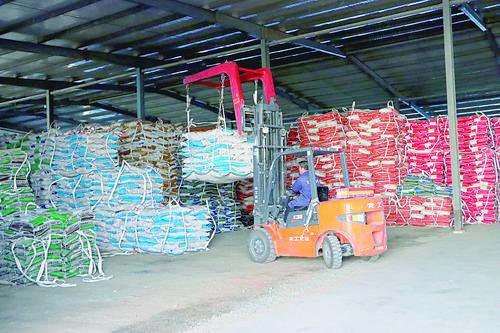 卢龙县农业生产资料公司配送中心的吊车进行肥料入库作业。              本报通讯员 张丽美 摄