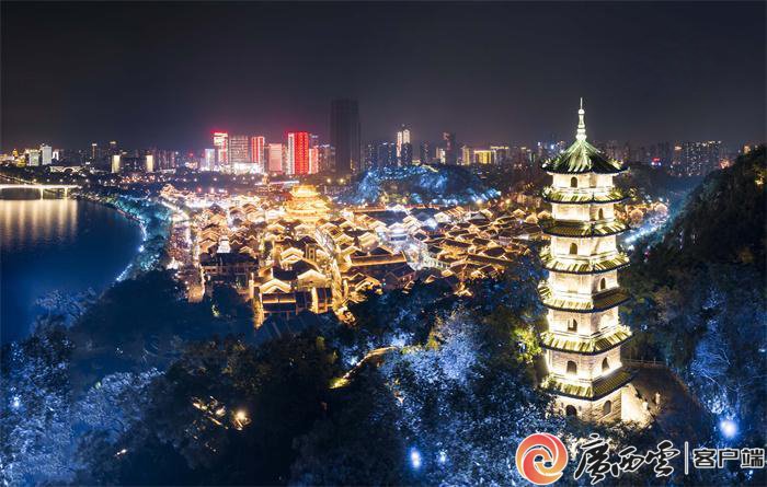 从蟠龙山视角望去,夜幕下的窑埠古镇灯火璀璨.柳州市融媒体中心 供图