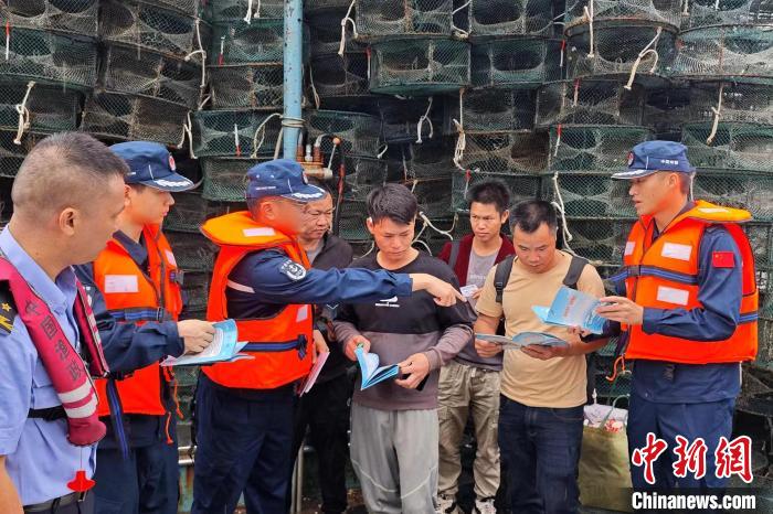 海警执法员深入辖区开展伏季休渔普法宣传。漳州海警局供图