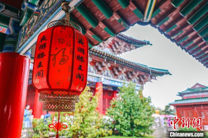 图为位于江西南昌东湖区的滕王阁北园长廊上悬挂的红灯笼。刘力鑫摄