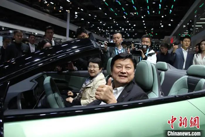 4月28日，中国国民党民意代表参访团走进2024北京国际汽车展览会，图为傅崐萁坐进车中体验。朱贺 摄