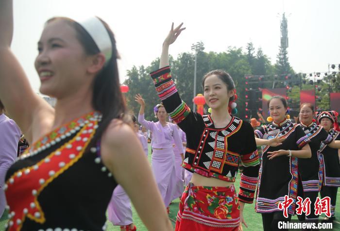图为4月30日，孟连县民众载歌载舞庆祝自治县成立70周年。黄兴鸿摄