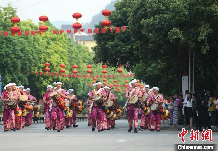 图为4月30日，孟连县傣族男子鼓舞队巡街展演。黄兴鸿摄