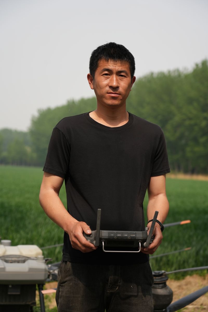 4月26日，农业无人机飞手杨良在顺义区一处麦田进行作业。新京报记者 陈超 摄