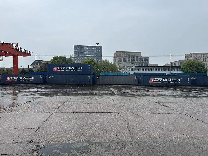 位于上海市静安区的北郊站货场最早建于1959年，目前场内部分设备仍是上世纪七八十年代生产投用。徐灵超摄