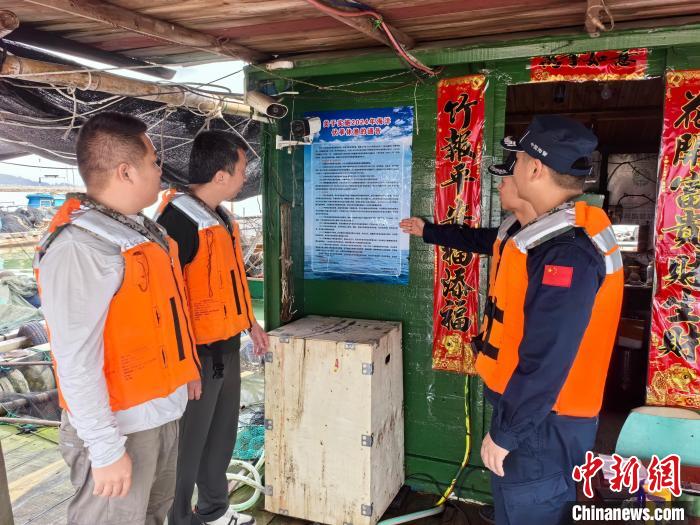 执法员张贴伏季休渔公告。漳州海警局供图