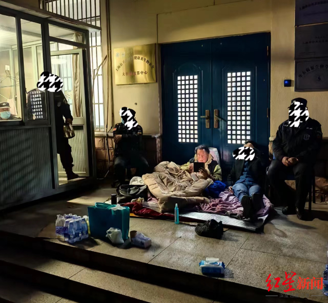 4月29日夜，张永振与团队人员继续睡在实验室大楼门口。受访者供图